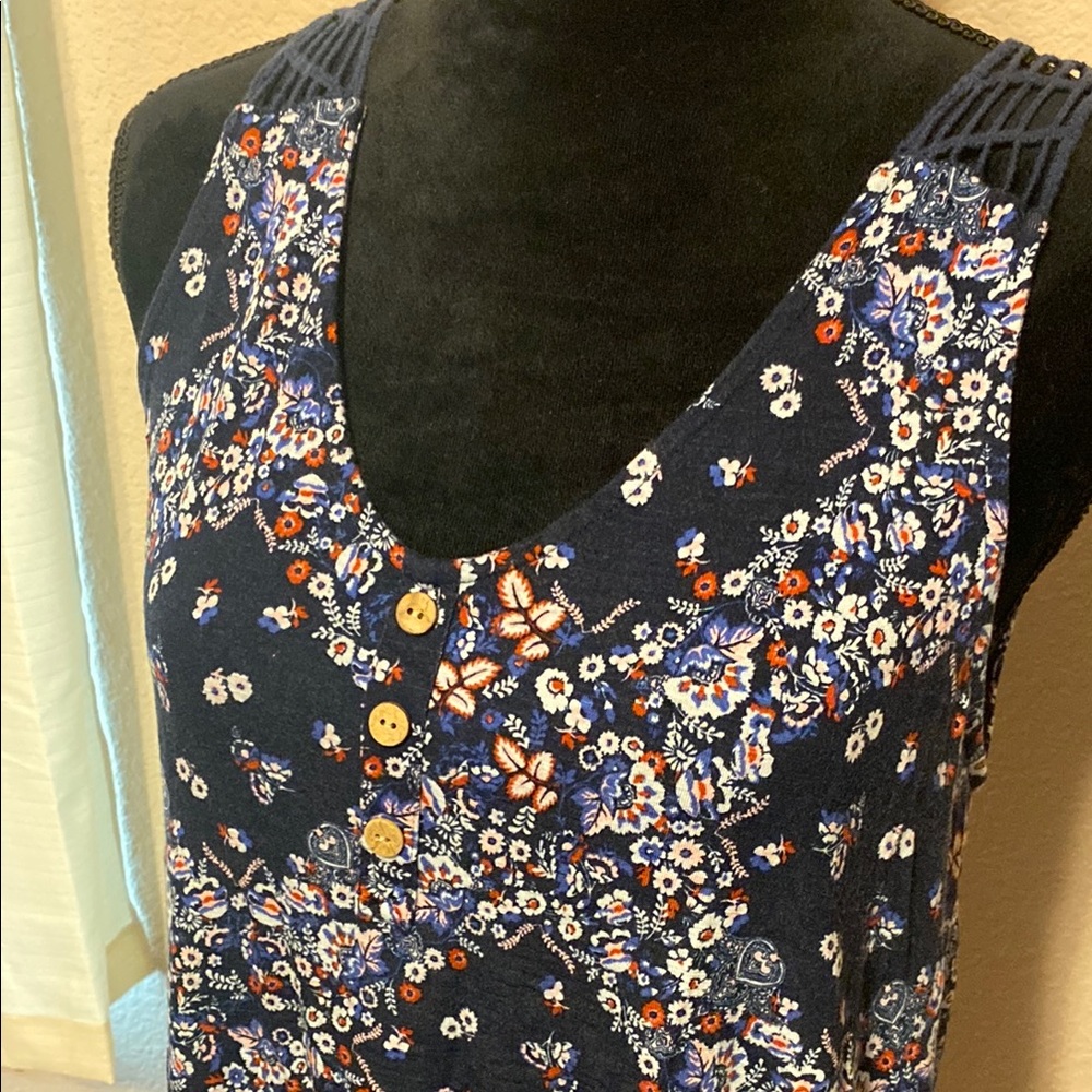 Sleek Navy Floral Tank Top for Effortless Style - Picture 2 of 8